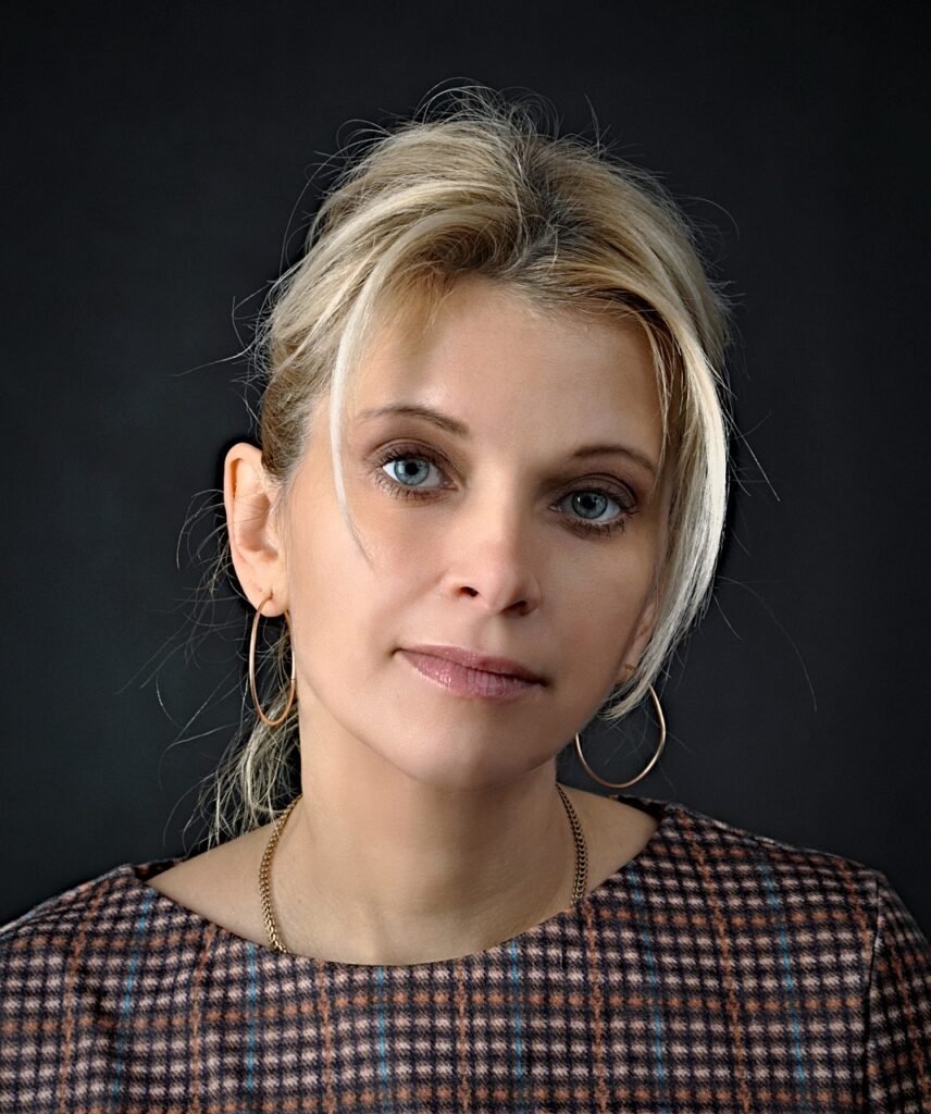 g5693ccb21ee5900a5ac01c6cc4d12fd558b9332f85c90153e706dcab856351e4b7d5b4b00dc2150dafc570a80a79dc5973e6c4fe46edcfb03db1b5f28657cfdd_1280-3023853 girl, portrait, woman, sad, portrait of a woman, sad girl, face, beauty, ms, beautiful woman, look, eyes, hair, appearance, people, peace of mind, love