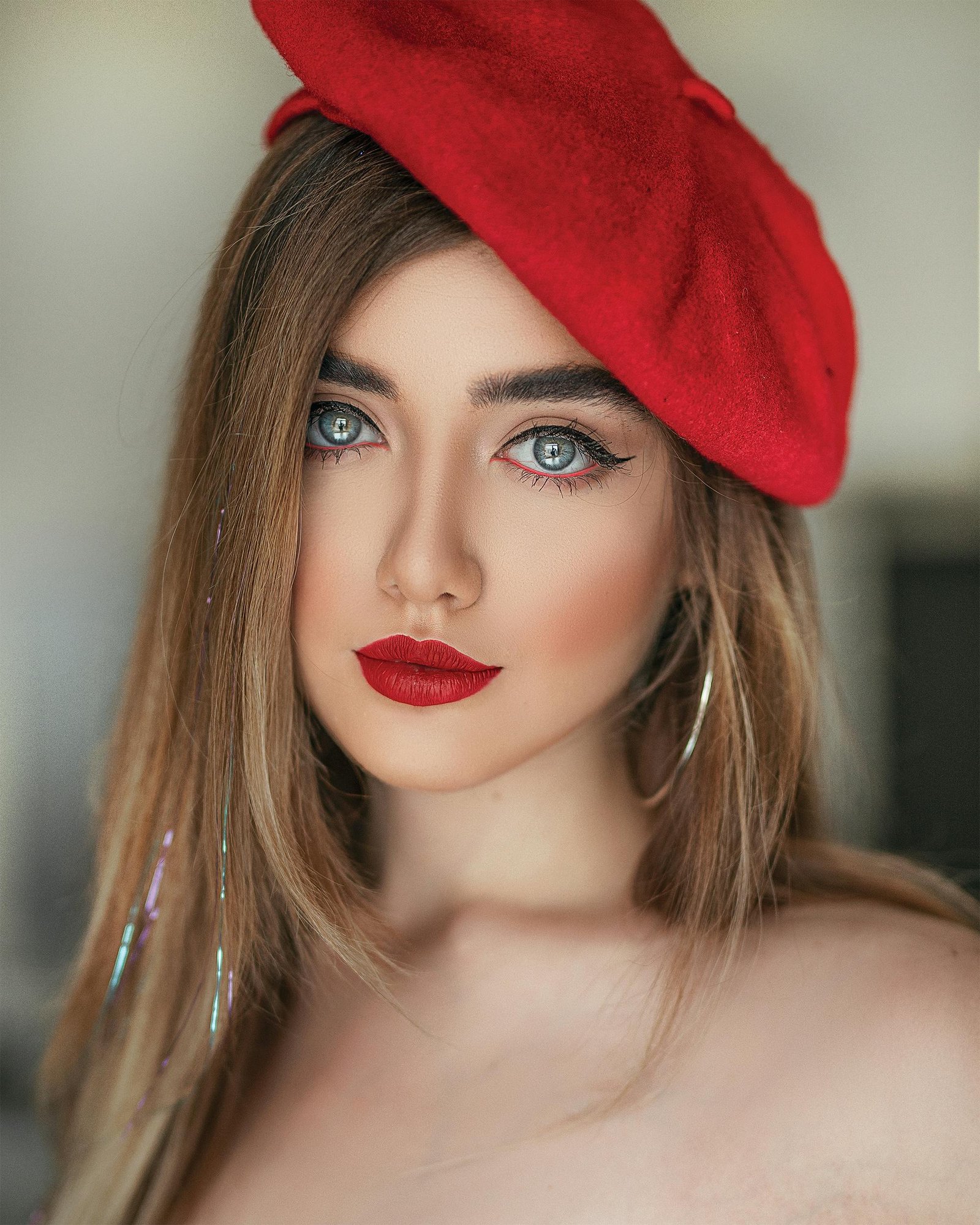 pexels-photo-2816544-2816544 Close-up portrait of a woman with red lips and beret, looking elegantly poised.